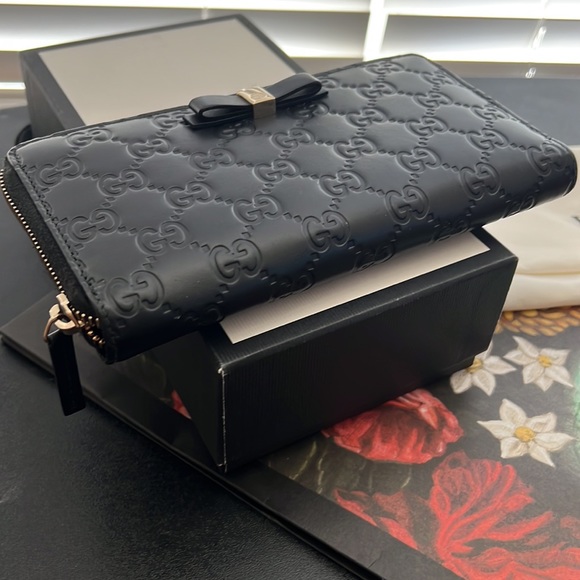Authentic Gucci GG Guccissima Bow Zip Wallet - Picture 13 of 17